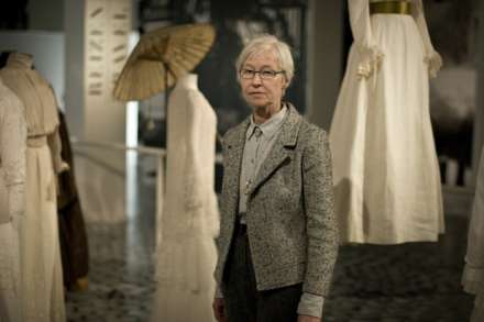 Jacoba de Jonge te midden van de tentoonstelling in het Modemuseum van Antwerpen. (foto: Julia M. Free)